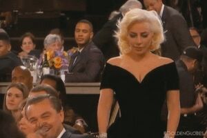 Леди Гага задела ДиКаприо, поднимаясь на сцену премии "Золотой глобус". Видео