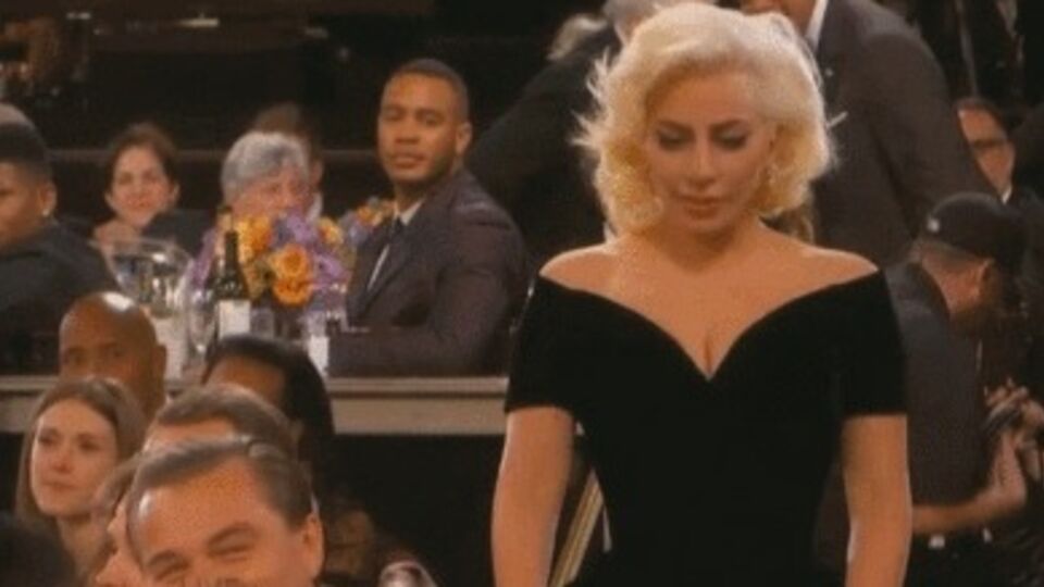 Леди Гага задела ДиКаприо, поднимаясь на сцену премии "Золотой глобус". Видео