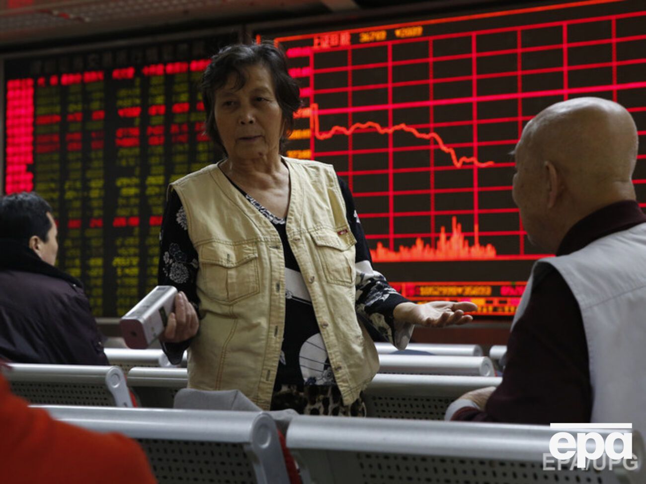 На китайских фондовых биржах продолжается падение индексов