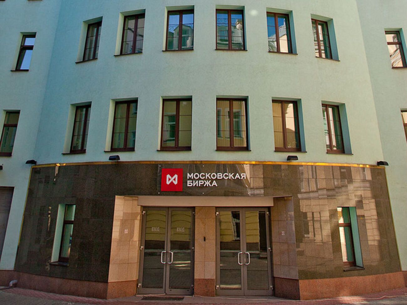 На Московской бирже произошло падение основных индексов более чем на 3%