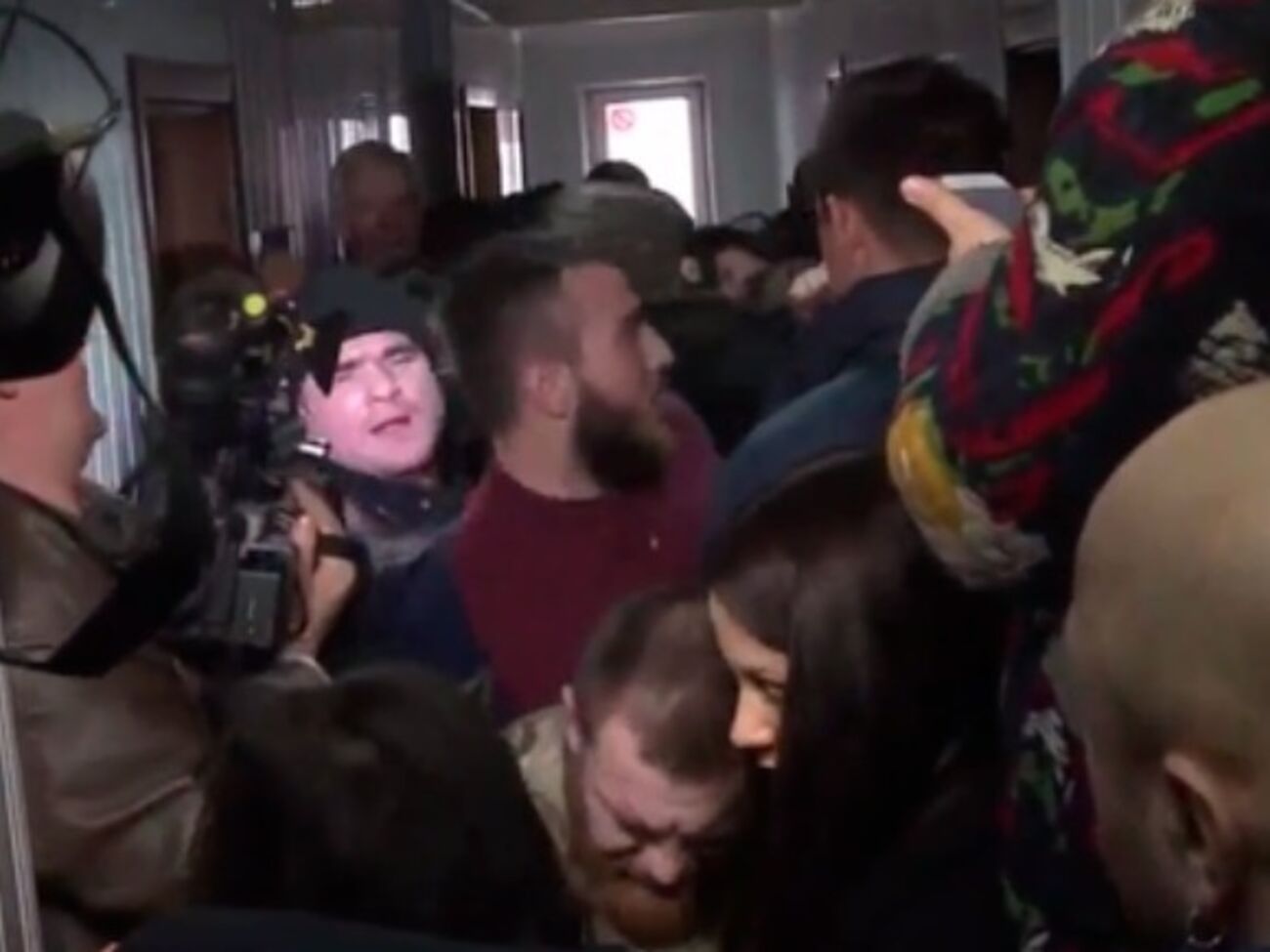 Столкновения у Оболонского райсуда продолжаются