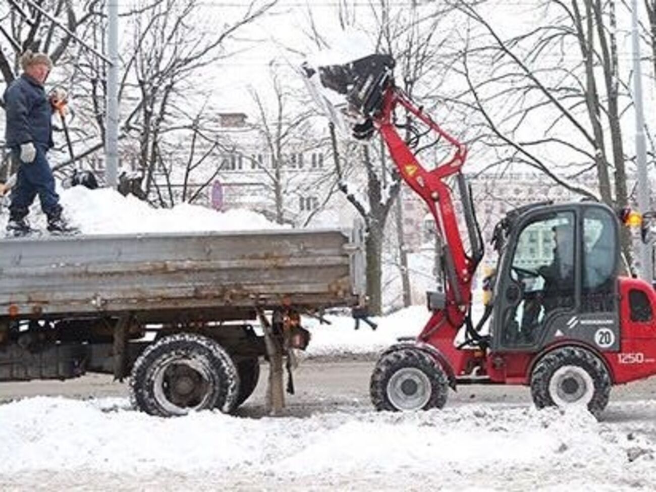 Чтобы машины не мешали убирать снег, рижских водителей стимулировали бесплатным проездом в общественном транспорте