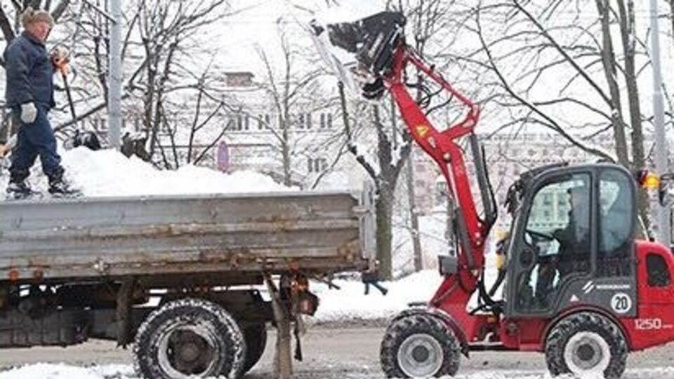 Чтобы машины не мешали убирать снег, рижских водителей стимулировали бесплатным проездом в общественном транспорте