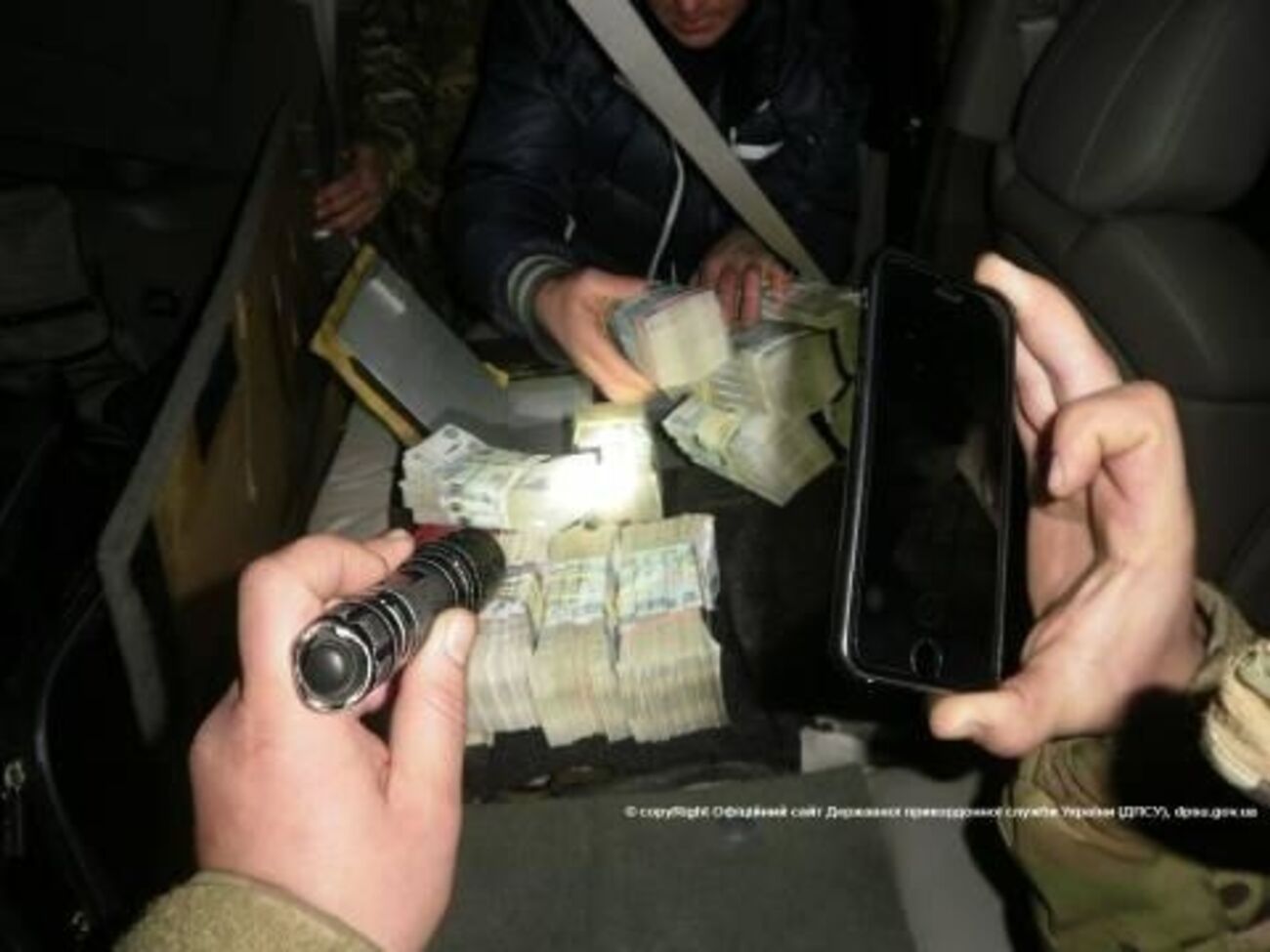 Деньги были спрятаны в металлических сейфах