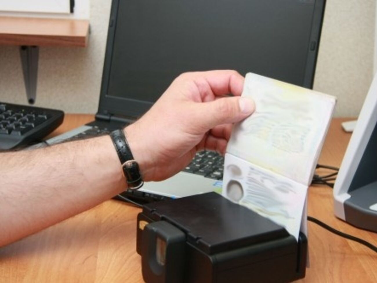 Госпогранслужба: Пограничники изъяли у задержанных поддельные документы