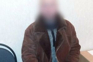 Оккупанты задержали пьяного местного жителя во время захвата города и держали в камере, пока он не согласился присоединиться к ним