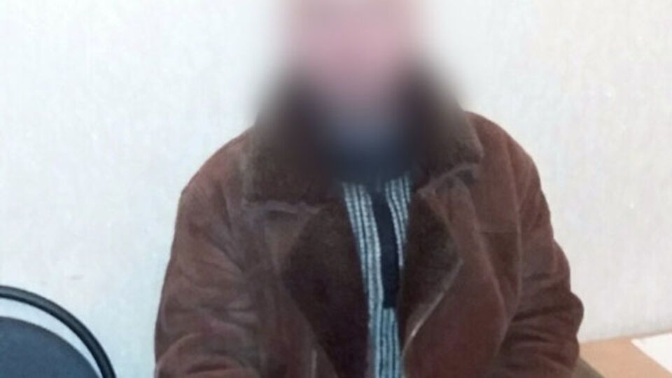 Оккупанты задержали пьяного местного жителя во время захвата города и держали в камере, пока он не согласился присоединиться к ним