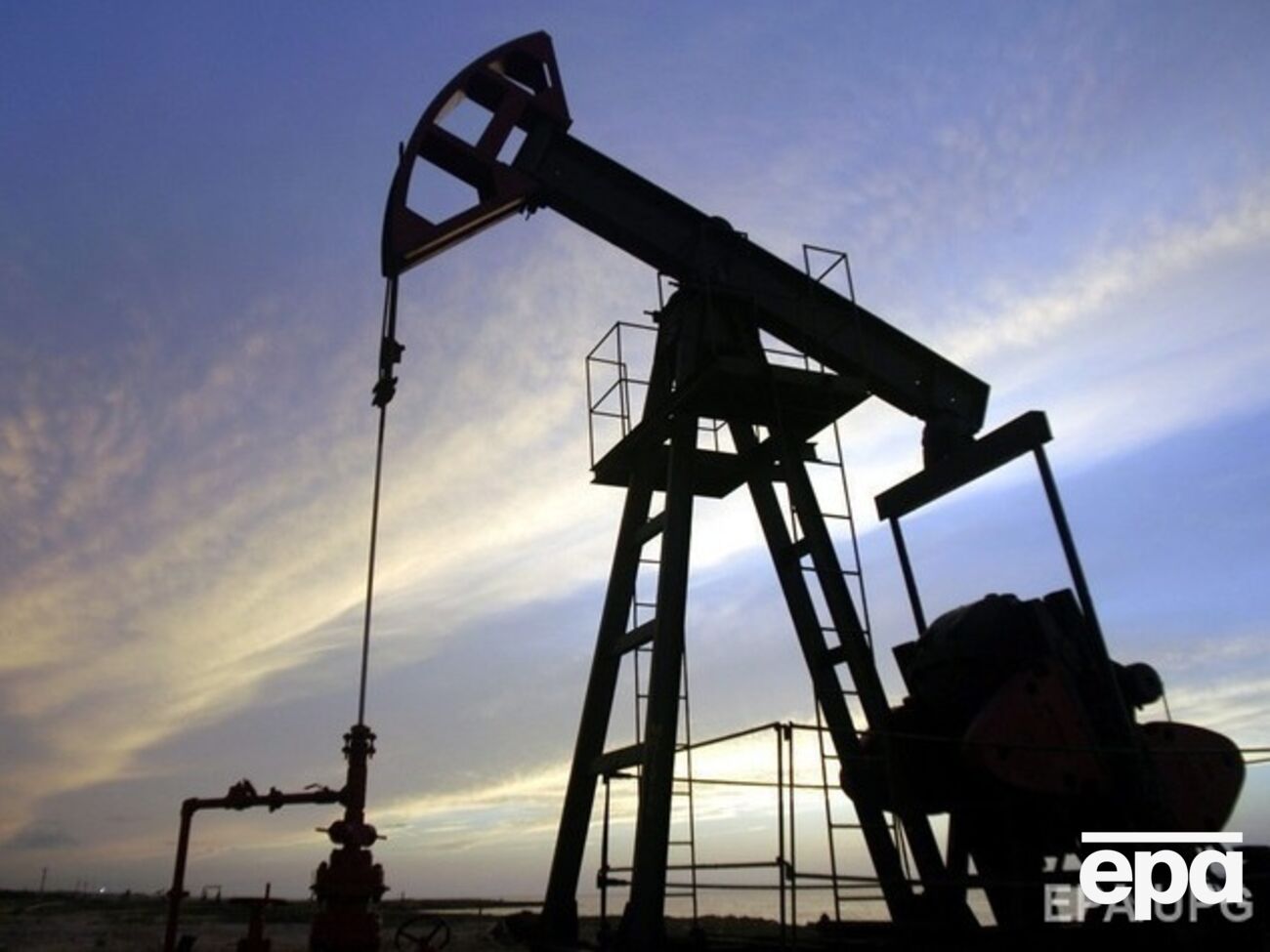 Нефть продолжает дешеветь рекордными темпами