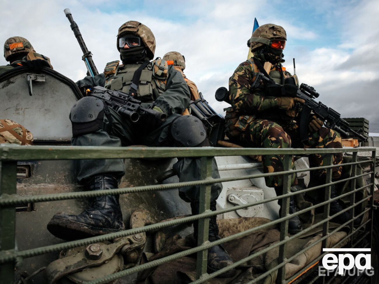 Минобороны обещает повысить зарплату контрактникам