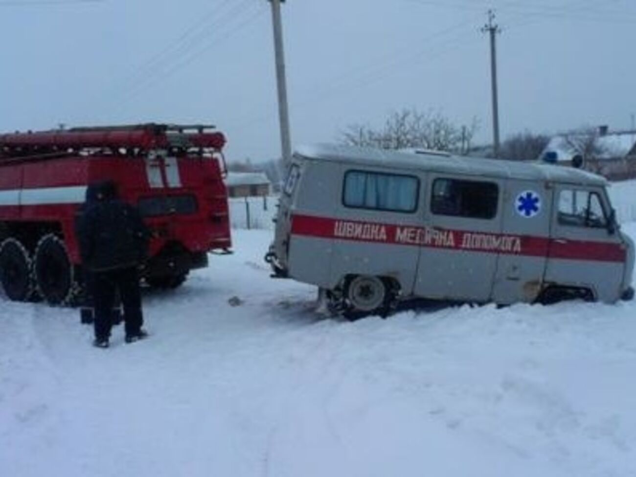 Спасатели помогают восстанавливать электроснабжение и вытаскивают автомобили из снежных заносов