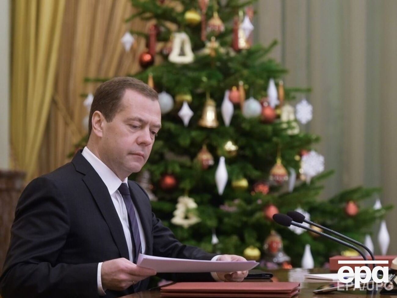 По данным Reuters, в декабре 2015 года на совещании у премьер-министра России Дмитрия Медведева обсуждался вопрос о секвестре государственного бюджета в 2016 году