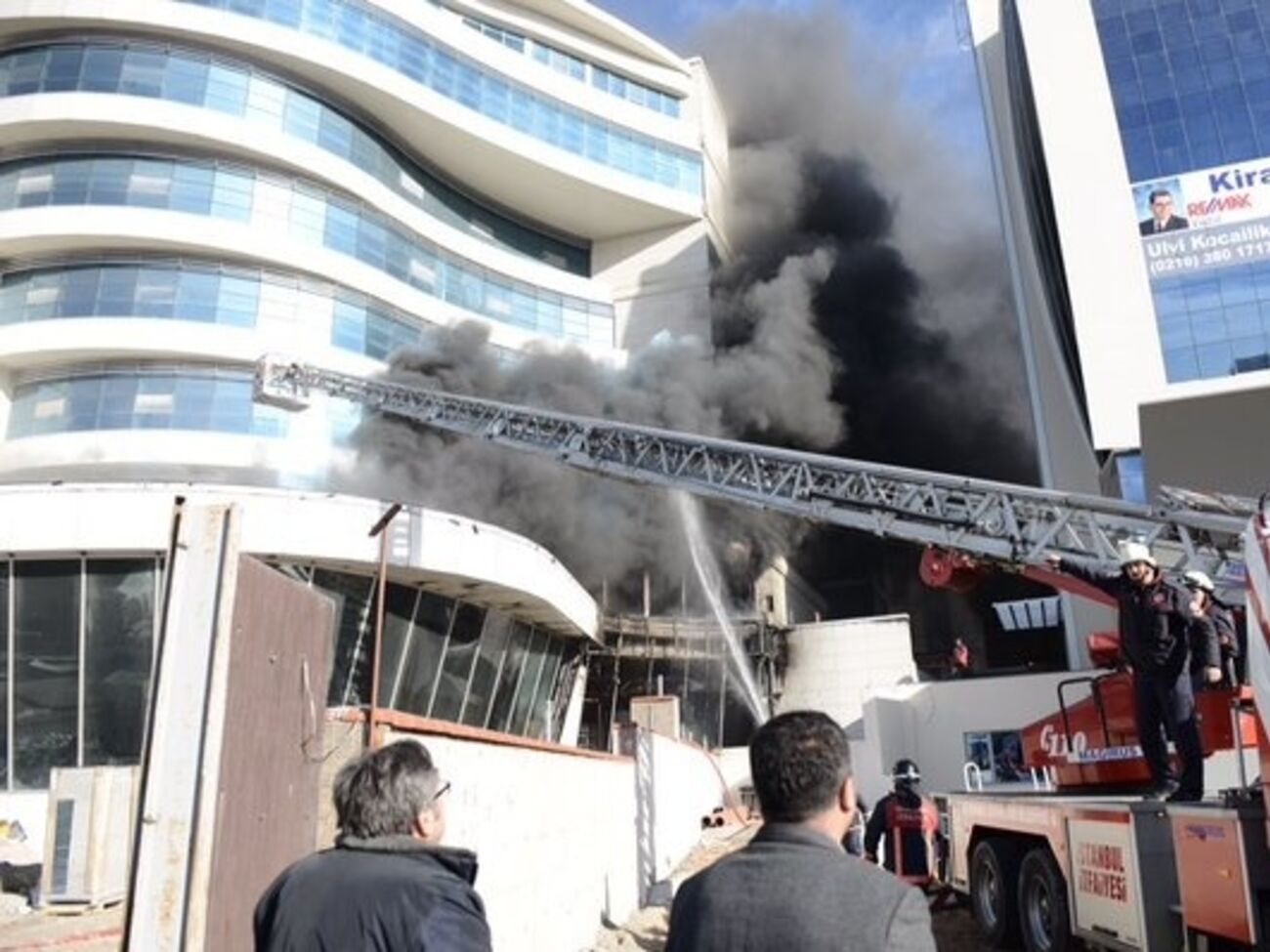 Пожар в отеле никак не связан со взрывом в историческом центре Стамбула, подчеркнул генконсул