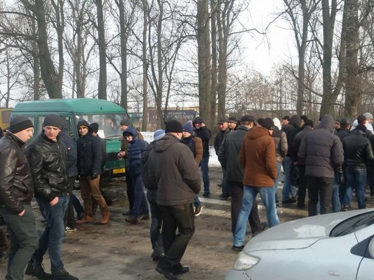 Шахтеры блокируют движение транспорта по автодороге