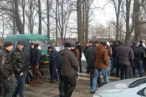 Шахтеры блокируют движение транспорта по автодороге