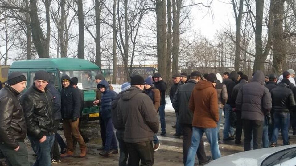 Шахтеры блокируют движение транспорта по автодороге