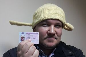 Пастафарианец добился права быть сфотографированным на права со своим религиозным символом