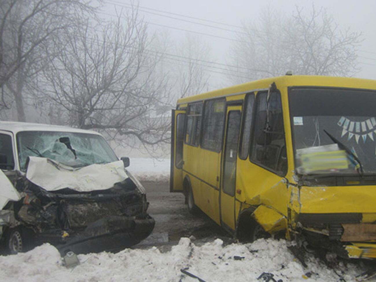 Водитель маршрутки не учел гололед и туман и выехал на встречную полосу