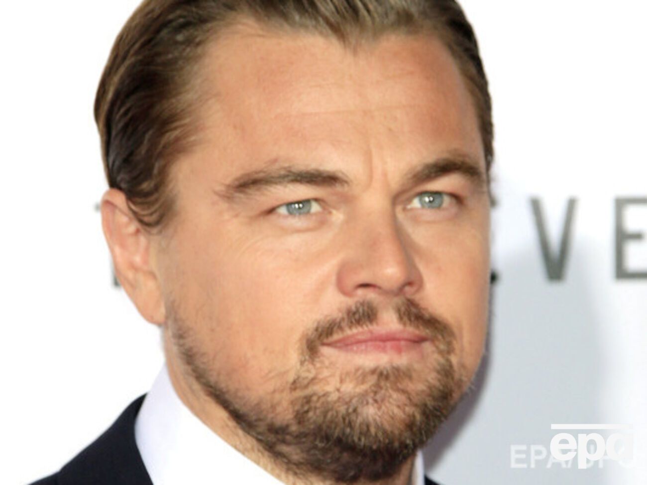 У самолета, в котором находился ДиКаприо, загорелся двигатель