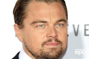 У самолета, в котором находился ДиКаприо, загорелся двигатель