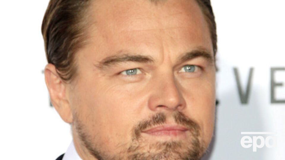 У самолета, в котором находился ДиКаприо, загорелся двигатель