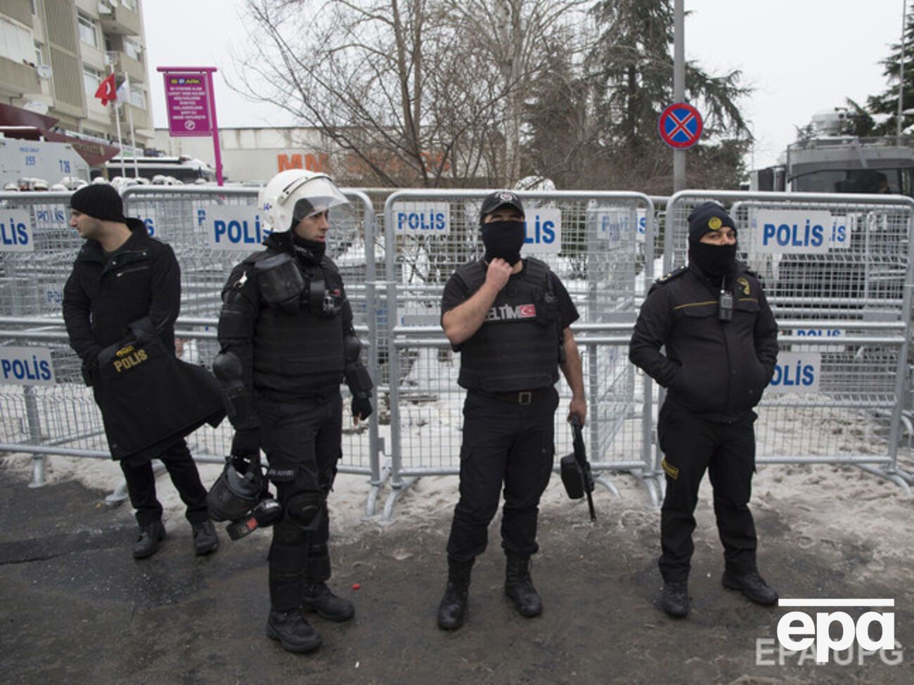 Турецкие полицейские задержали троих россиян после взрыва в Стамбуле