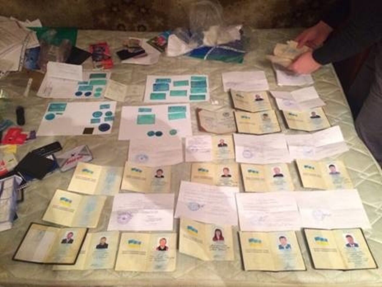 При обысках сотрудники СБУ изъяли бланки паспортов гражданина Украины