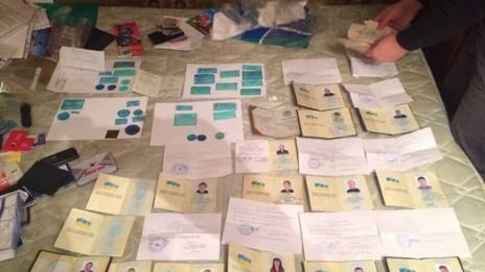 При обысках сотрудники СБУ изъяли бланки паспортов гражданина Украины