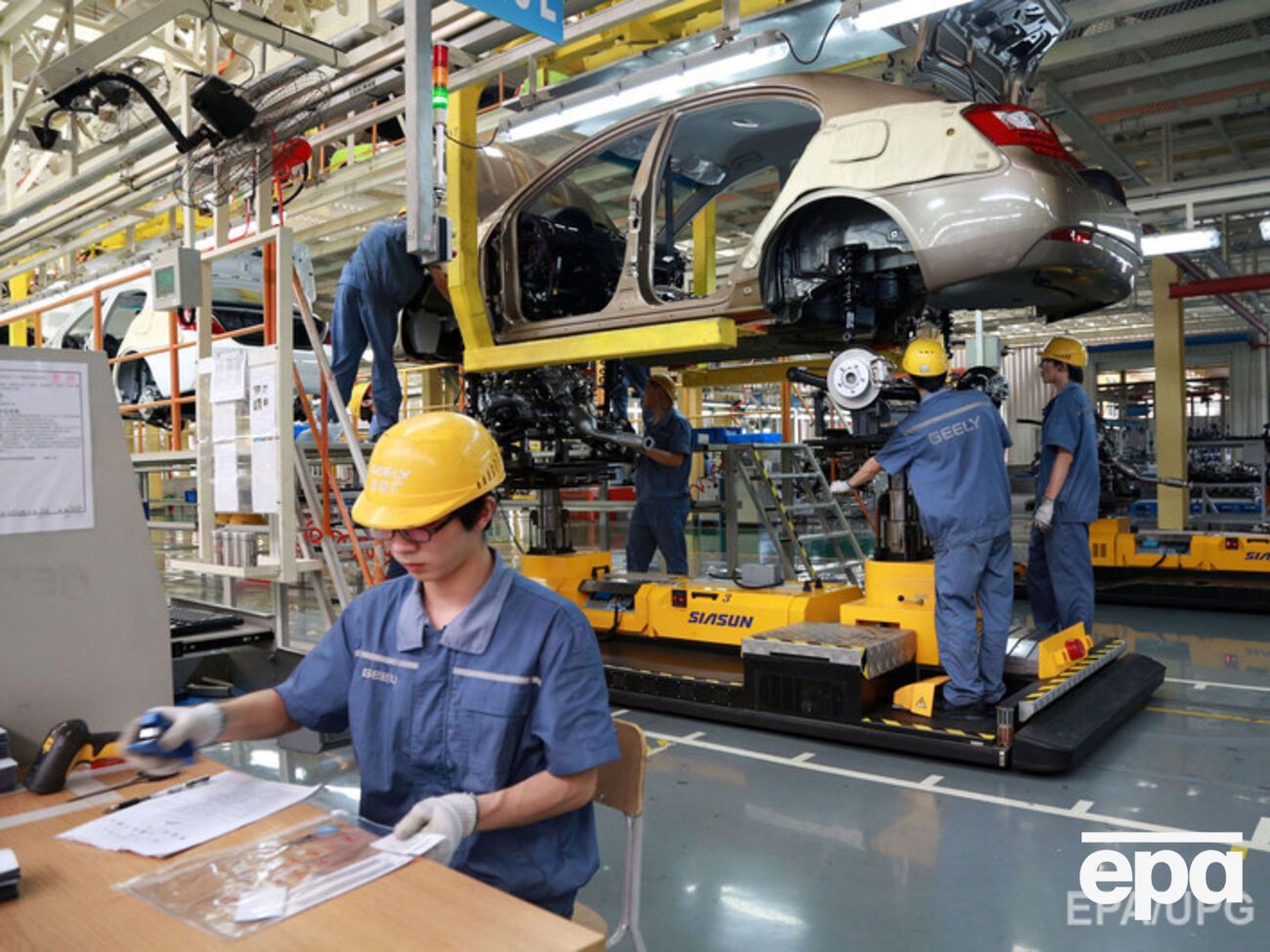 Объем экспорта китайских товаров в Россию снизился на 34,4%