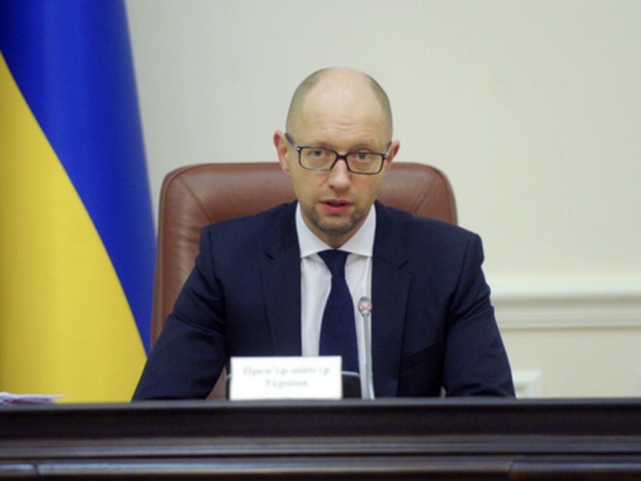 Яценюк потребовал пересмотреть цены топлива на АЗС в Украине