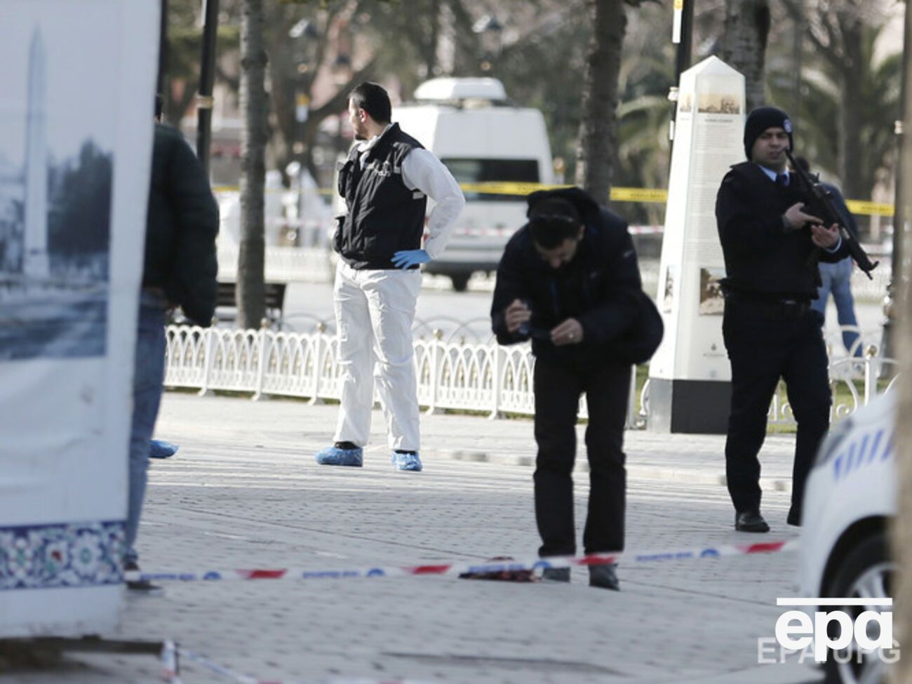 Полицейские эксперты на месте взрыва 12 января