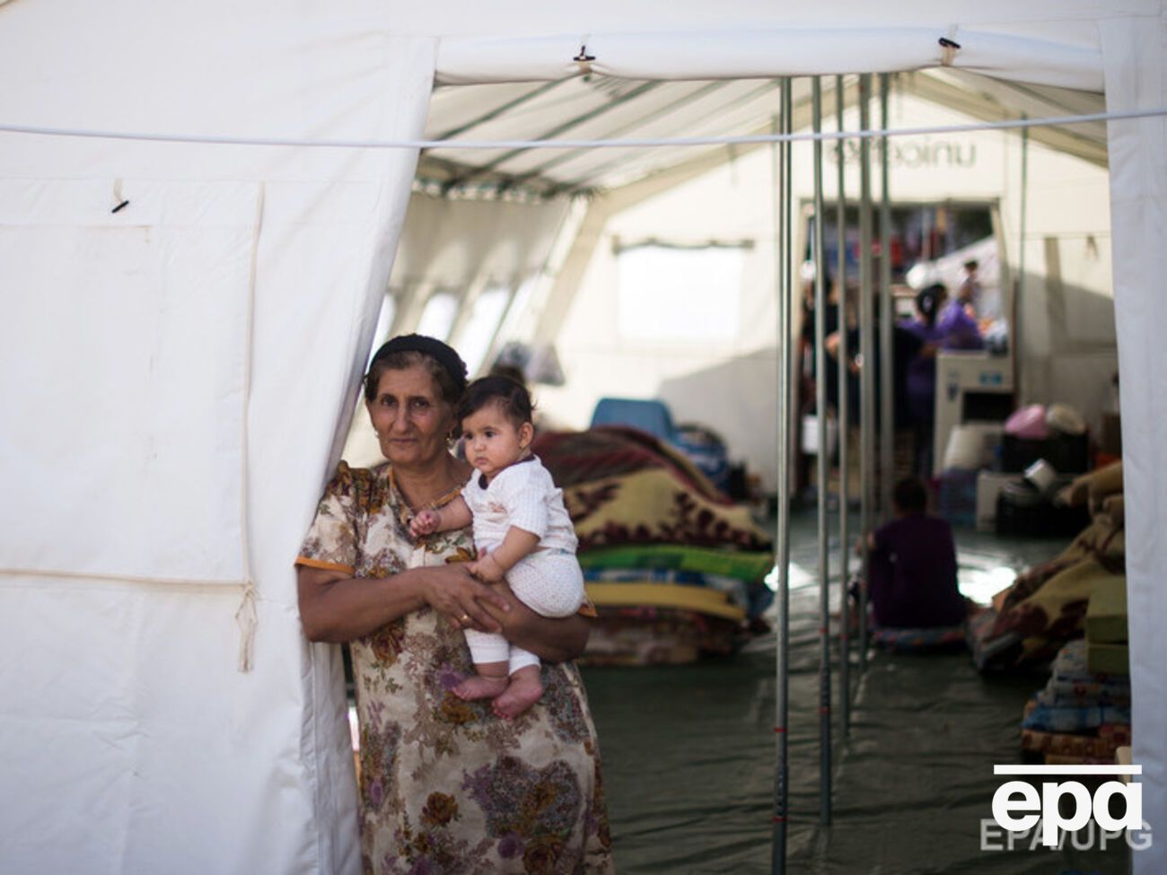 Иракские курды, изгнанные исламскими боевиками, в лагере беженцев