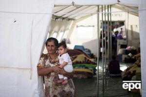 Иракские курды, изгнанные исламскими боевиками, в лагере беженцев