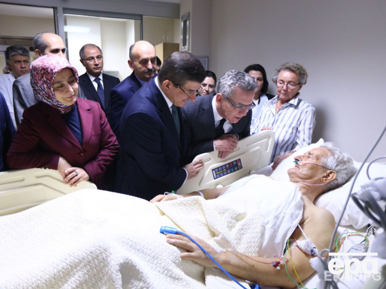 Давутоглу навестил в больнице пострадавших от взрыва