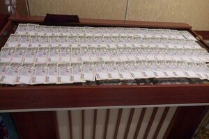 Изъятые деньги с трудом уместились на столе