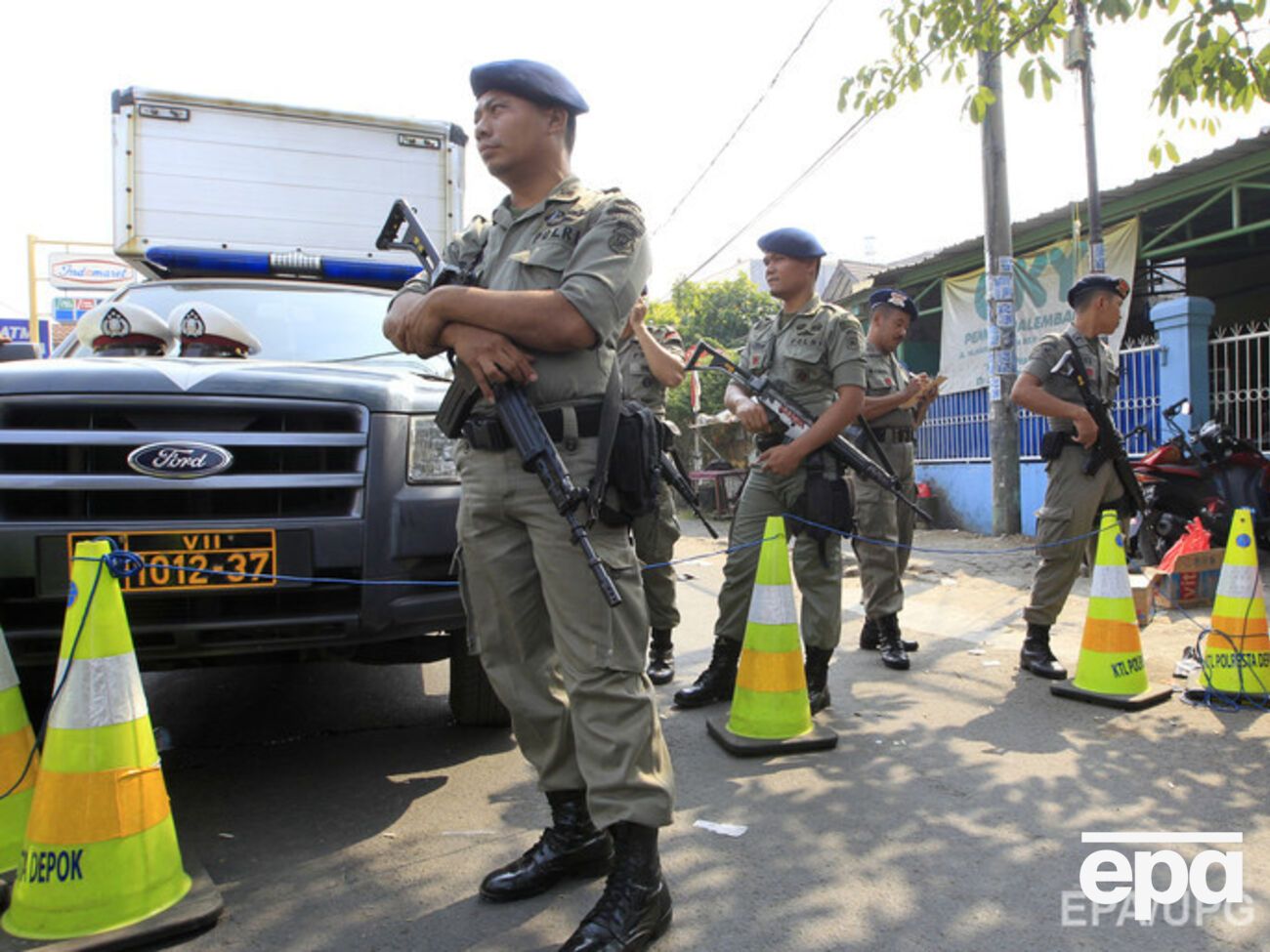 Полицейские оцепили район
