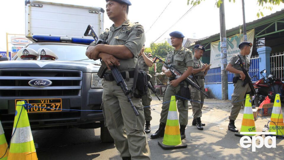 Полицейские оцепили район