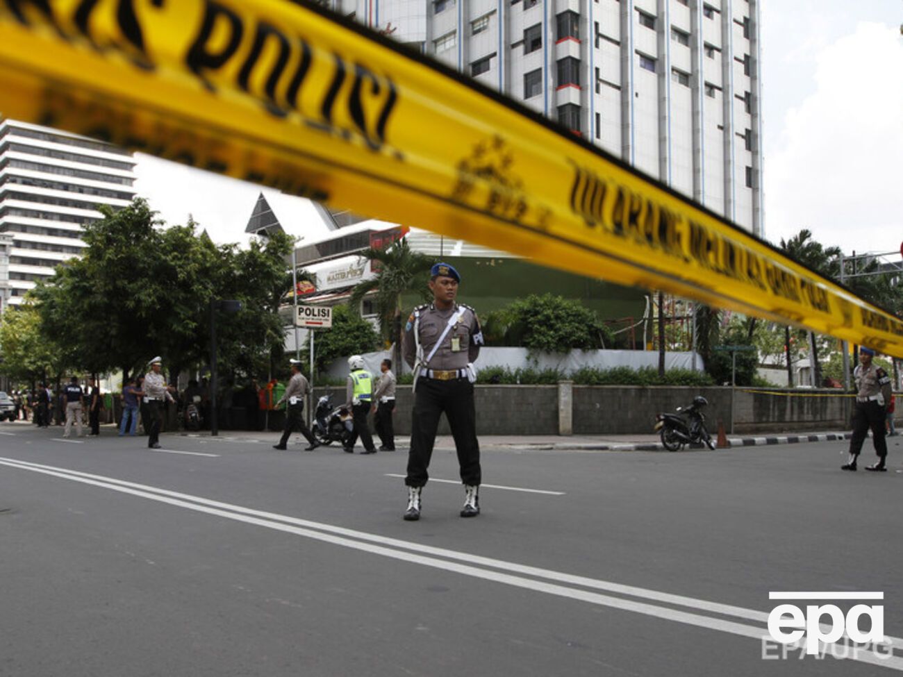 Район оцеплен, там слышны выстрелы