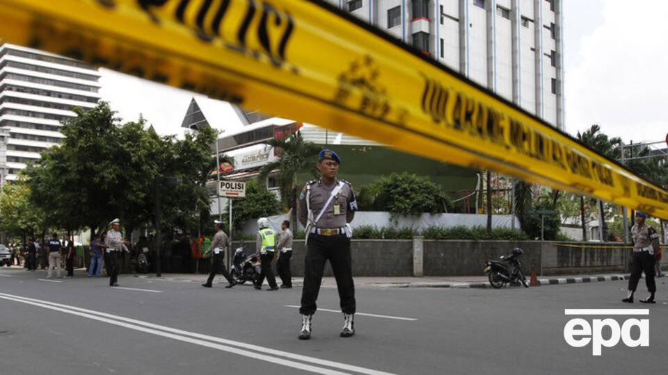 Район оцеплен, там слышны выстрелы