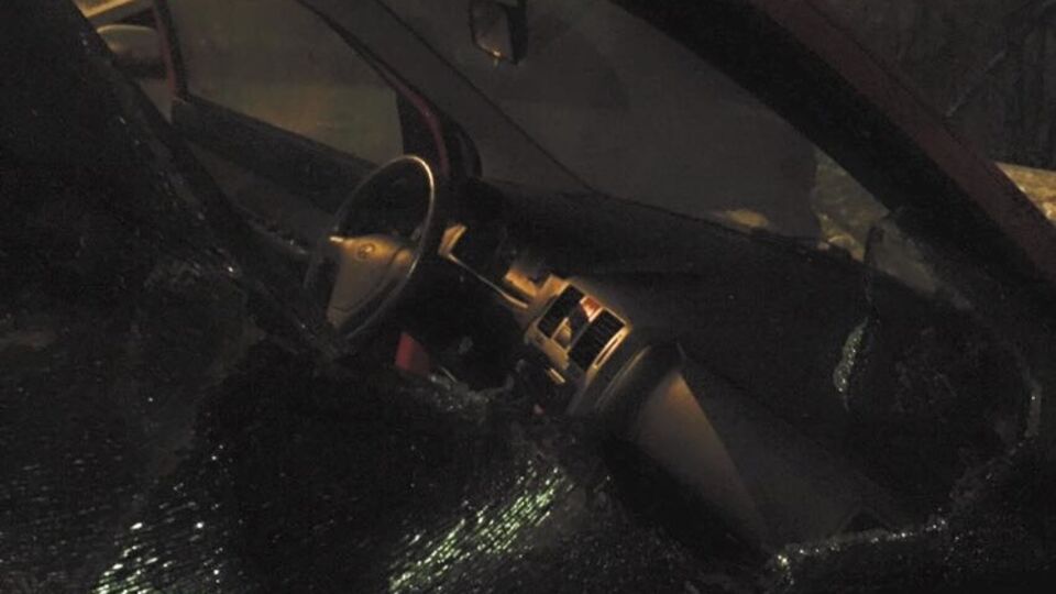 В автомобиле выбили стекла и порезали колеса