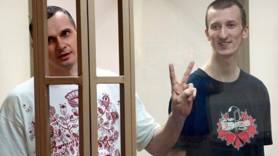 Режиссер Олег Сенцов и активист Александр Кольченко во время одного из судебных заседаний