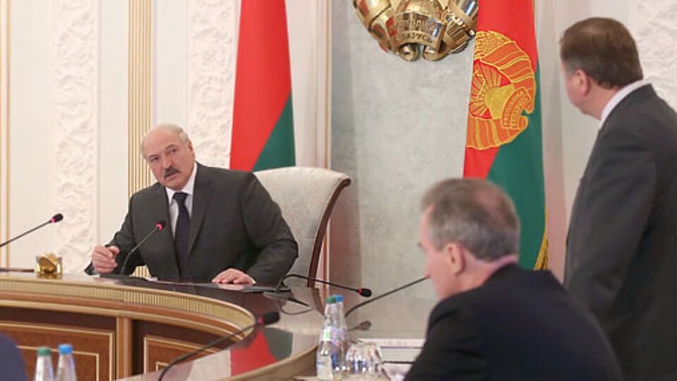 Президент Беларуси Александр Лукашенко: Отношение Беларуси к воякам, которые воевали в Украине с той или иной стороны, известно