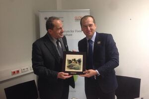 Министр аграрной политики Украины Алексей Павленко (справа) с египетским коллегой Исамом Османом Фаидом