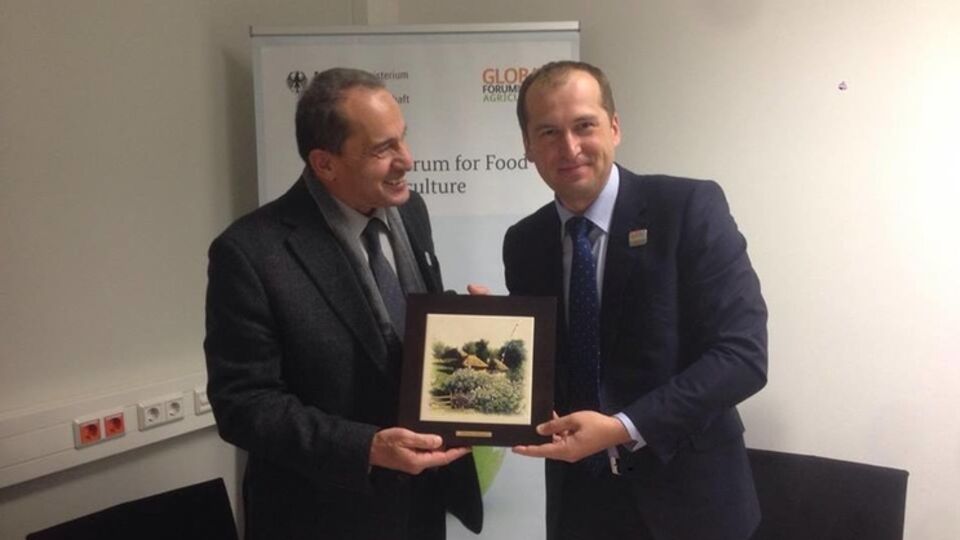 Министр аграрной политики Украины Алексей Павленко (справа) с египетским коллегой Исамом Османом Фаидом