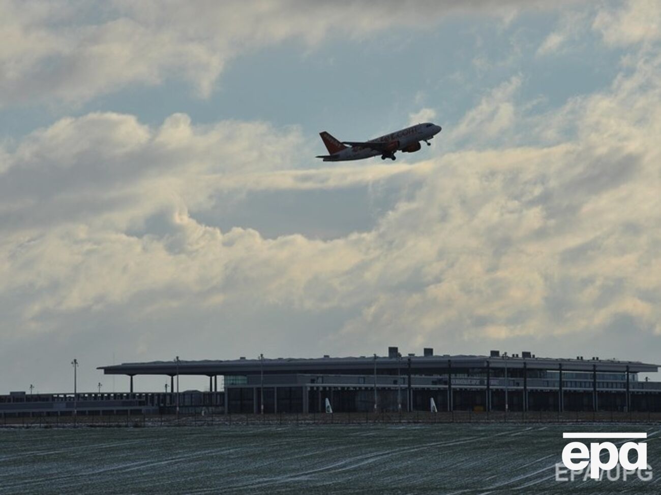 Между подписанием договора и его вступлением в силу прошло полгода