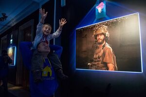 В Администрацию Президента пришли дети с рождественским вертепом. Фоторепортаж