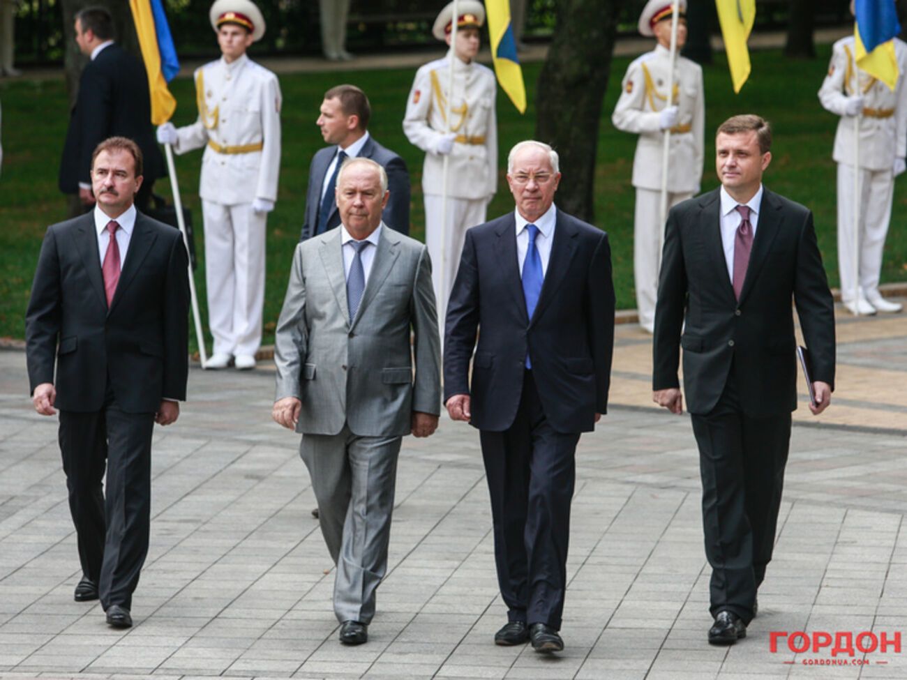 Сергей Левочкин (справа) во времена президентства Януковича возглавлял его Администрацию