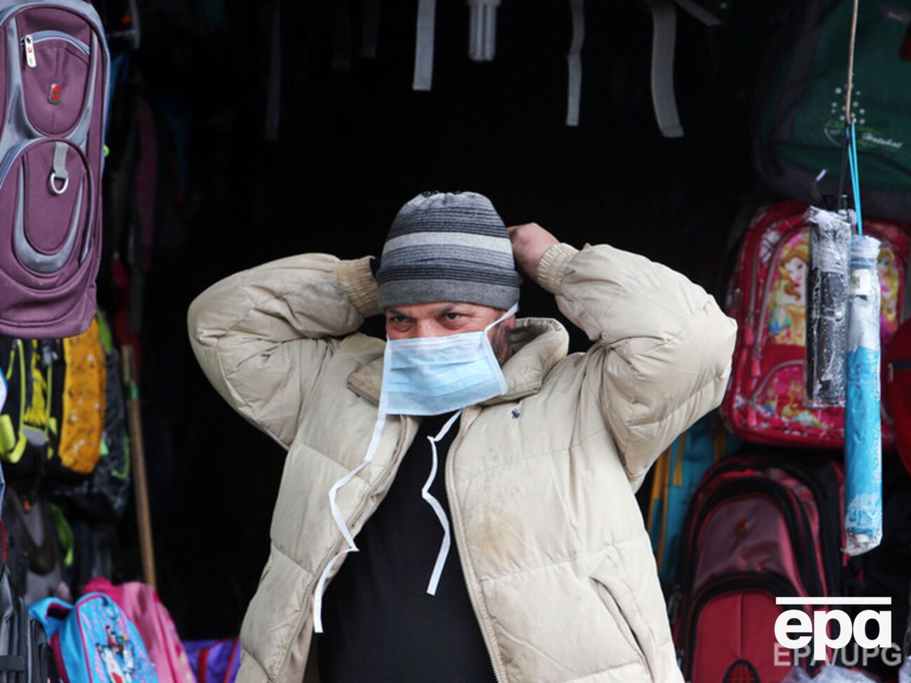 Врач советует украинцам при первых признаках заболевания не ходить на работу, а также не отправлять больных детей в школу, потому что болезнь, "перенесенная на ногах", часто вызывает осложнения