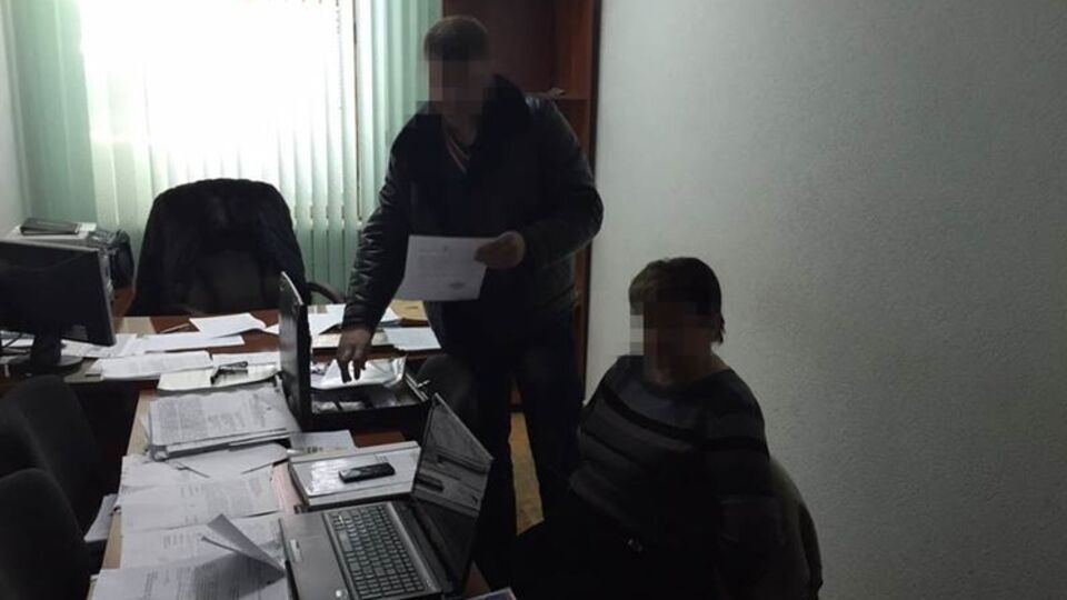 Прокурор требовала $6500 за освобождение беременной женщины из-под стражи и возвращение ей внедорожника