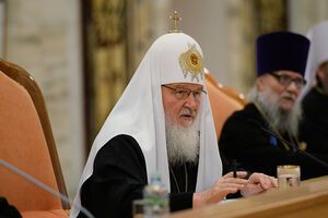 По данным источников РБК, во "Внешпромбанке" "зависли" деньги ряда фондов, формально не принадлежащих Русской православной церкви, но фактически выполнявших поручения патриарха Кирилла