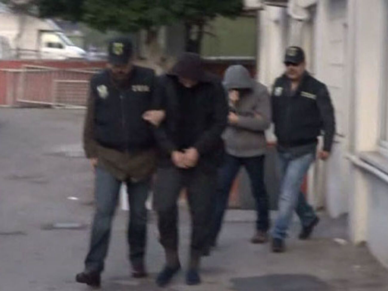 Информагентство Dogan показало, как турецкая полиция задерживала троих россиян